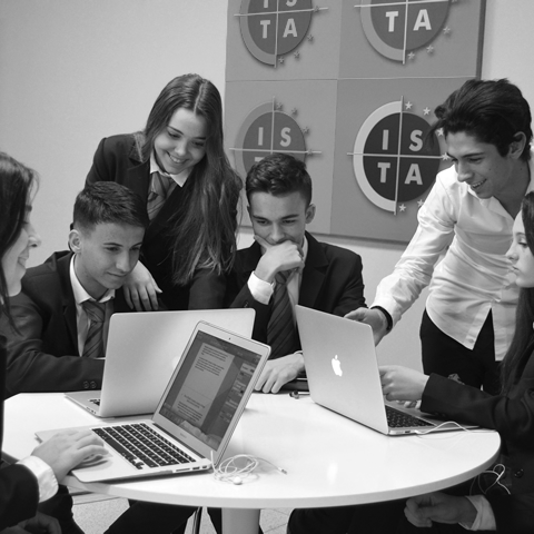 Alumnos en clase trabajando en grupo